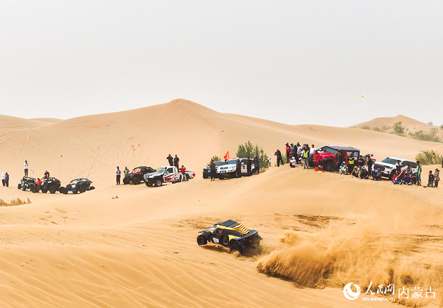 6月23日，賽車在汽車沙漠越野場地賽比賽中（無人機照片）。王正攝