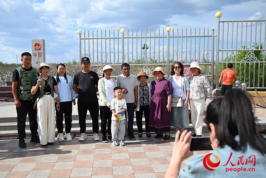 中俄边境旅游区国门景区内，游客在41号界碑前打卡拍照。人民网记者 刘艺琳摄