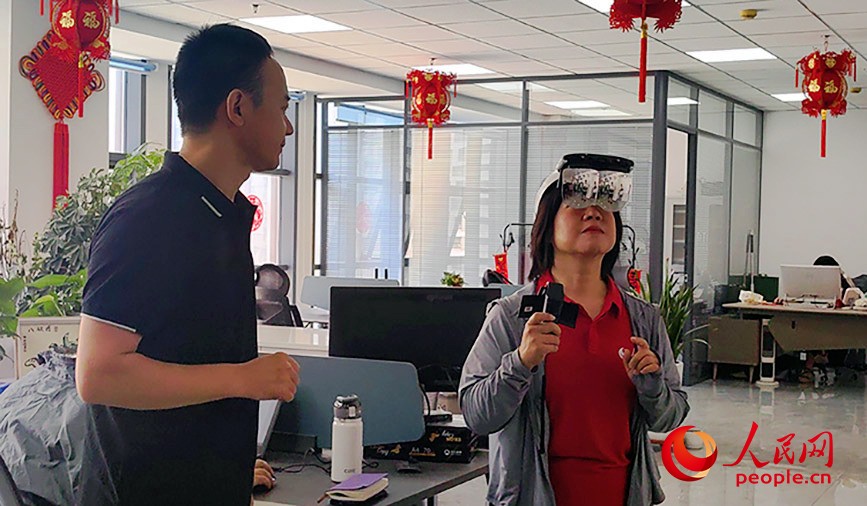 记者体验MR眼镜。人民网记者 孝金波摄