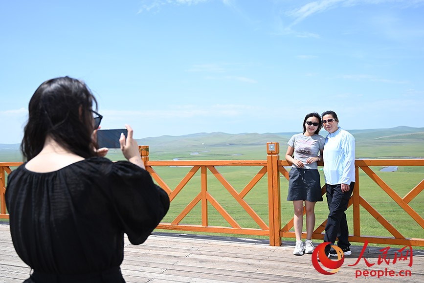 游客在莫尔格勒河景区打卡拍照。人民网记者 刘艺琳摄