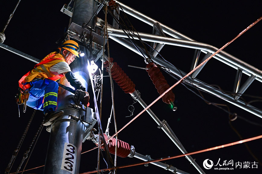 6月28日，建设者在京包客专下行铁路封锁拨接施工现场作业。王正摄