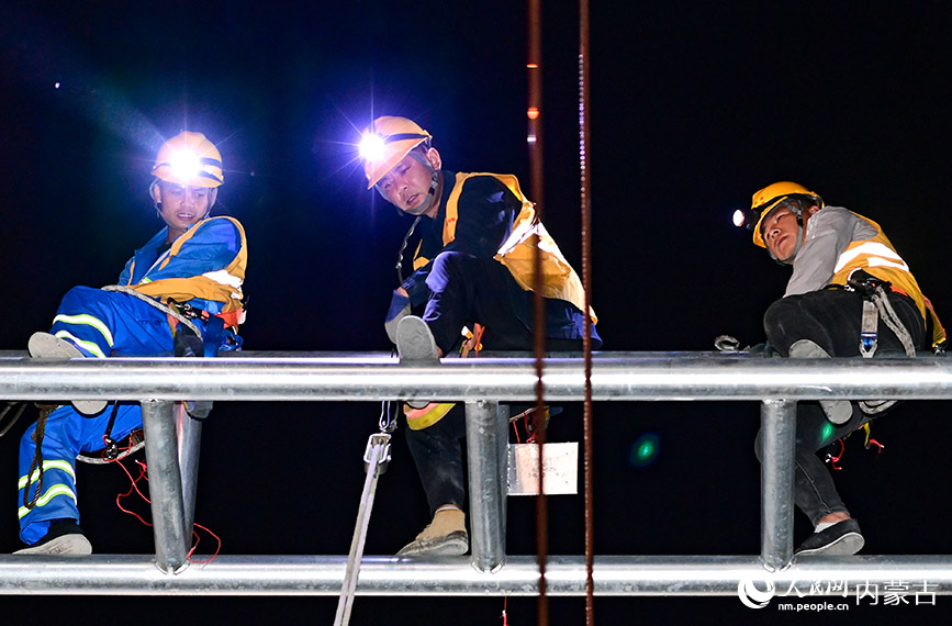 6月28日，建设者在京包客专下行铁路封锁拨接施工现场作业。王正摄