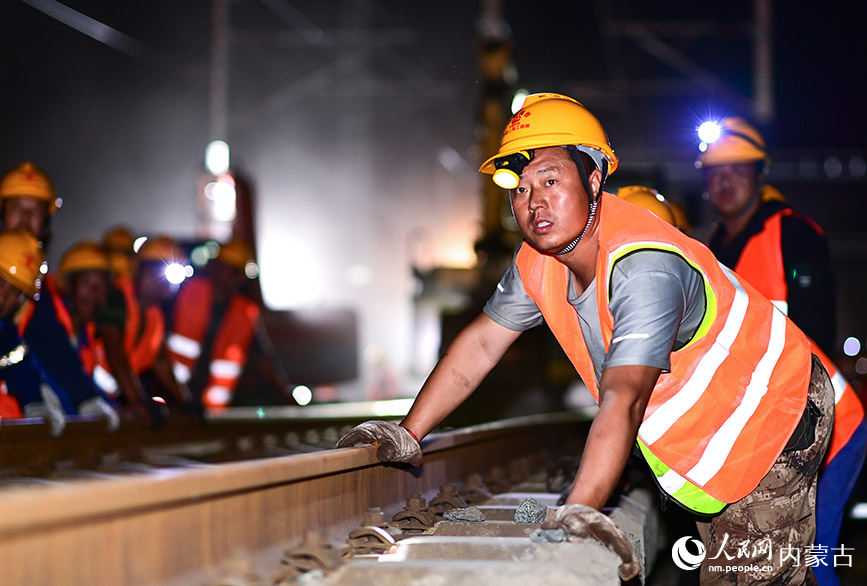 6月28日,建设者在京包客专下行铁路封锁拨接施工现场作业。王正摄