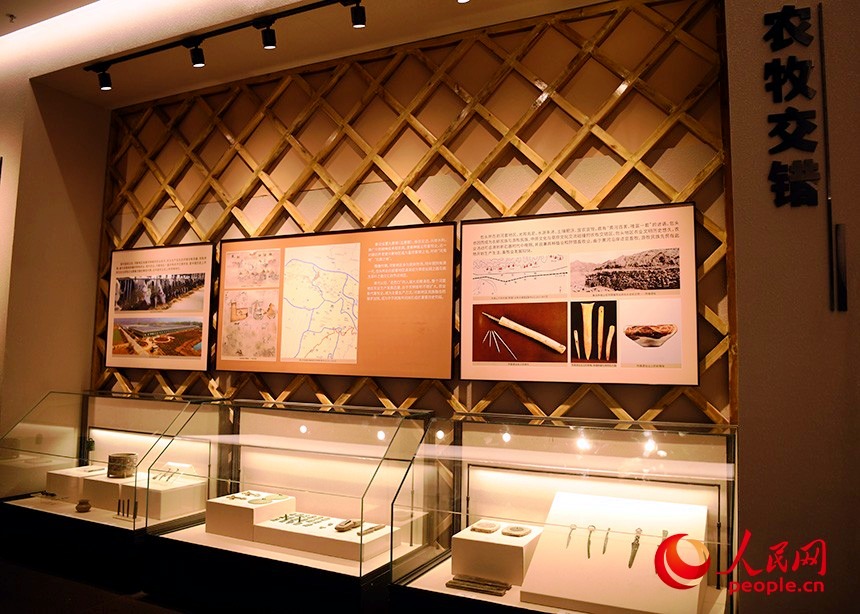 包头黄河国家文化公园博物馆展厅展出的文物。人民网记者 张雪冬摄