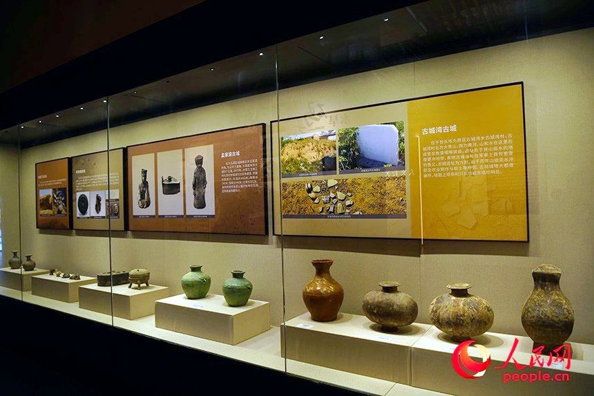 包头黄河国家文化公园博物馆展厅展出的文物。人民网记者 张雪冬摄