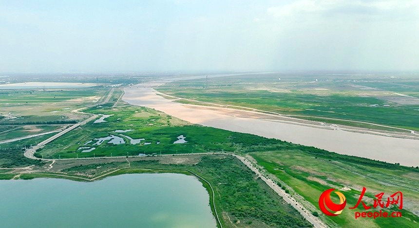小白河湿地保护区旁蜿蜒曲折的黄河。人民网 孟佳澍摄