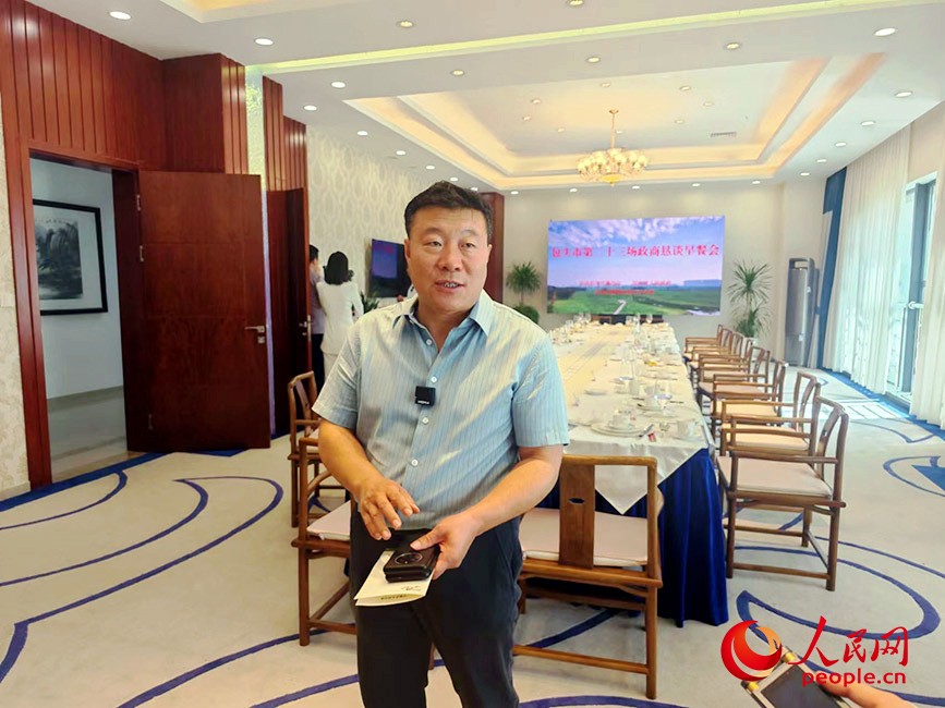王翔与记者分享参加早餐会的感受。人民网记者 赵梦月摄
