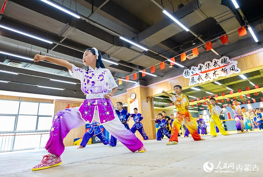 小朋友在呼和浩特市玉泉區青少年宮學習武術。丁根厚攝