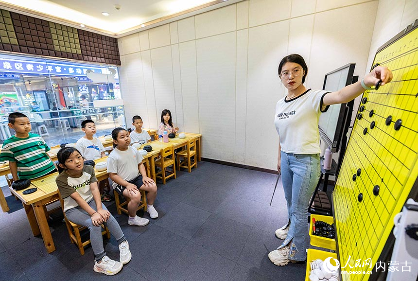 小朋友在呼和浩特市玉泉區青少年宮學習圍棋。丁根厚攝