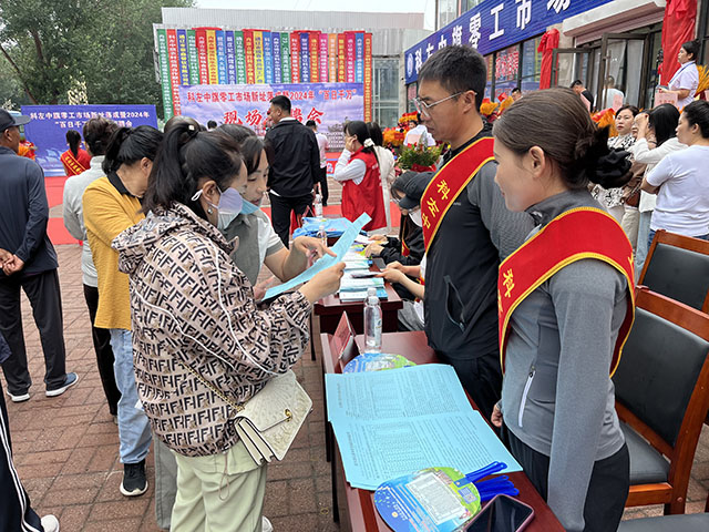 求职者现场查找就业岗位。玲春摄