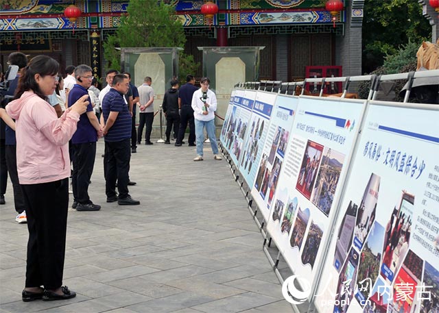 各盟市代表在观看恼包村移风易俗工作成果展。实习生 仲逸茗摄