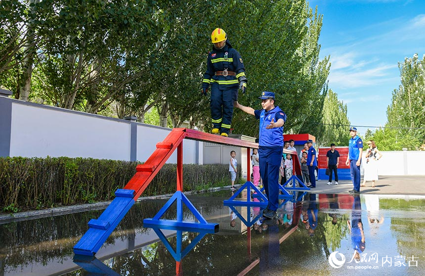 孩子们在呼和浩特市玉泉区南二环路消防救援站体验过平衡木。丁根厚摄