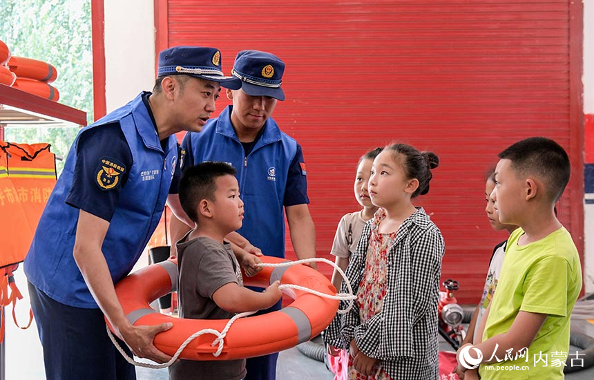 消防指战员在呼和浩特市玉泉区南二环路消防救援站给孩子们讲解防溺水知识。丁根厚摄