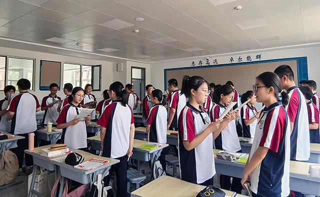 东胜区满世中学思维拓展训练课。