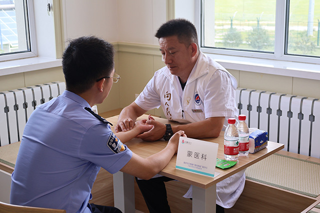 蒙医医生正在为民警把脉问诊。