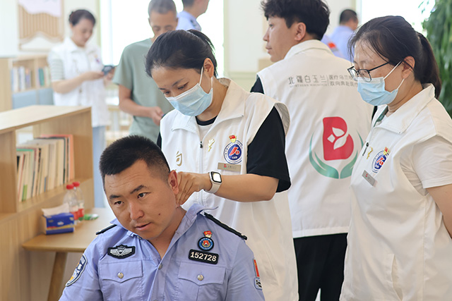 医生正在为民警进行按摩。