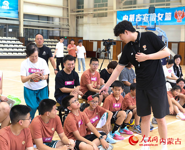 与小球员互动。实习生王艺蓉 摄