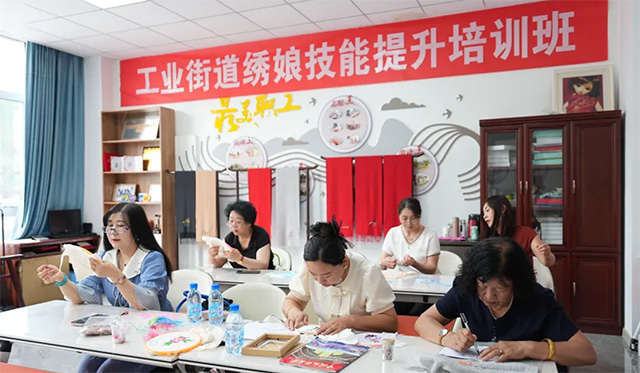 工业街道组织开展羢绣技艺培训。