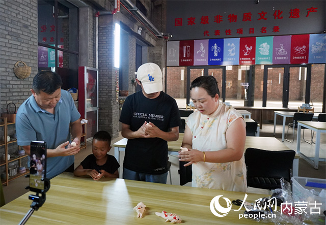 与会人员体验非遗面塑技艺 实习生 惠佳摄