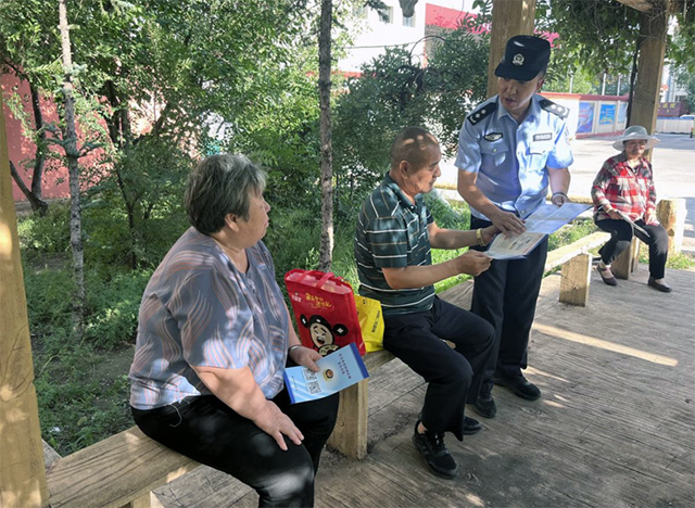 民警为老人