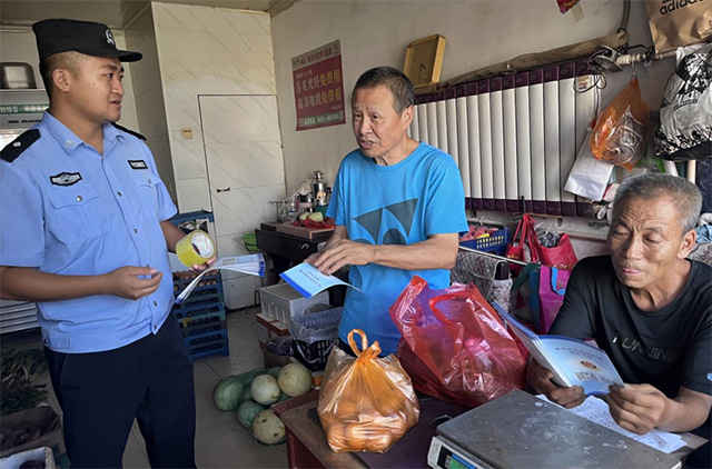 民警发放反诈宣传手册。