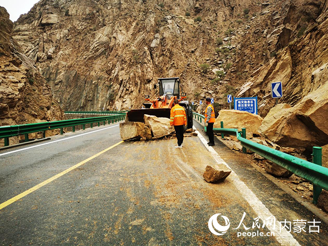 巴彦淖尔市公路养护中心乌拉特后旗养护所清理国道335线落石抢通公路。