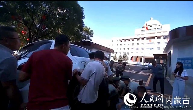抬车救人。受访者供图