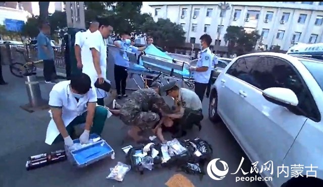 卫生员对伤者进行先期救治。受访者供图