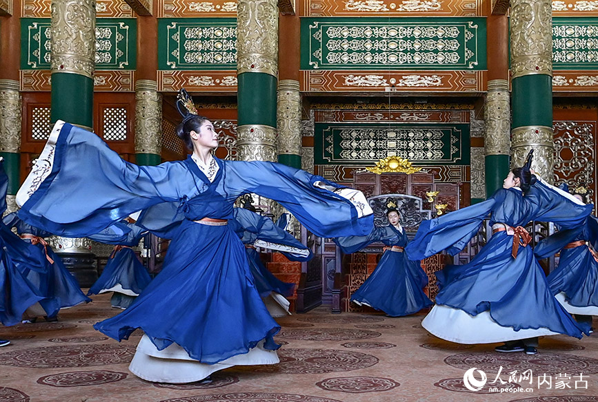 8月13日，演员在大型实景剧《诗·舞》中表演。王正摄