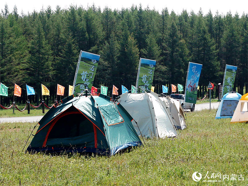 哈达门高山草原旅游区的帐篷营地。实习生 仲逸茗摄