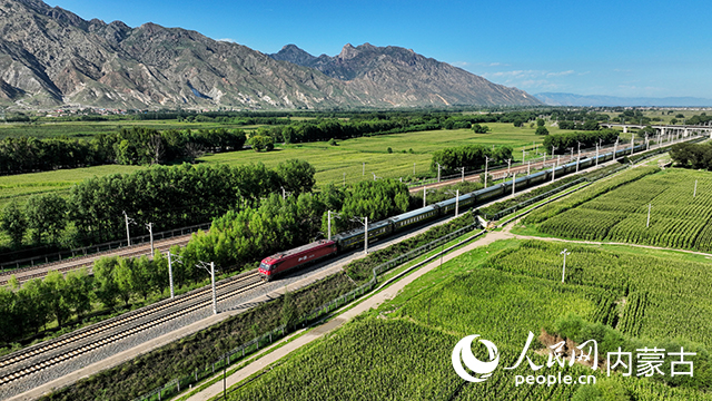 一趟旅客列車運行在京包鐵路上。胡俊楠攝