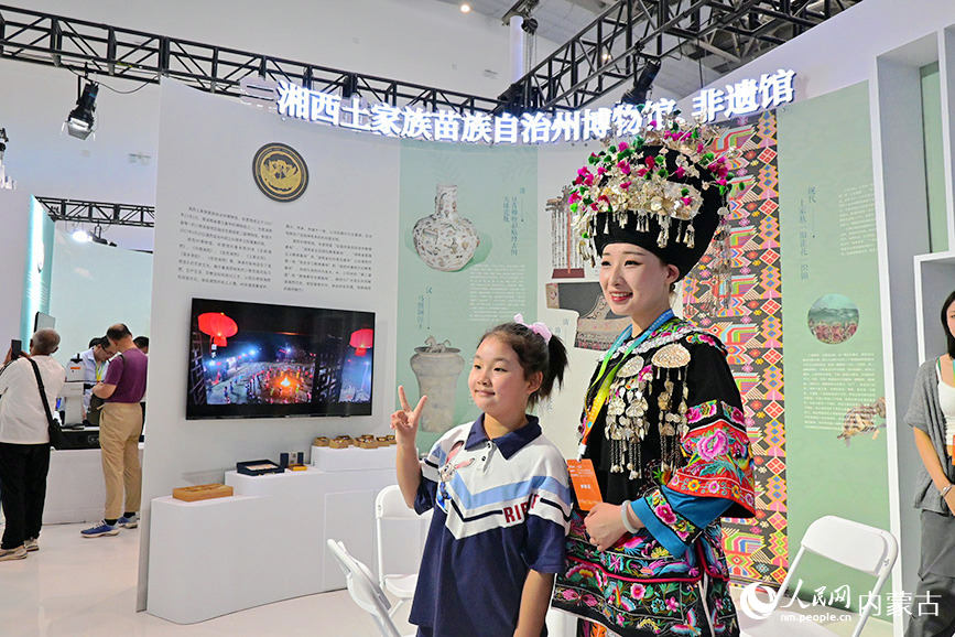 民族服装展示。实习生 刘珂铭摄