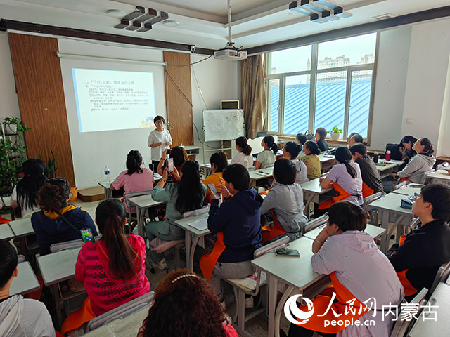 于桂杰正在为学员培训月嫂课程。受访者供图