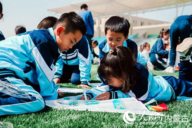 康巴什區第五小學東校區學生正在畫風箏。人民網記者 富麗娟攝