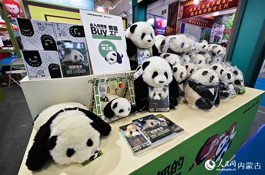文博会现场展示的文创产品。人民网记者 张雪冬摄