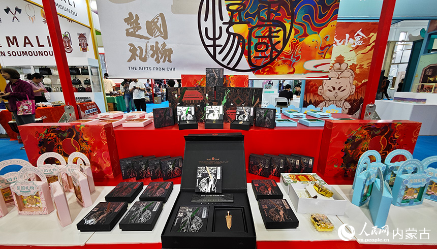 文博会现场展示的文创产品。人民网记者 张雪冬摄