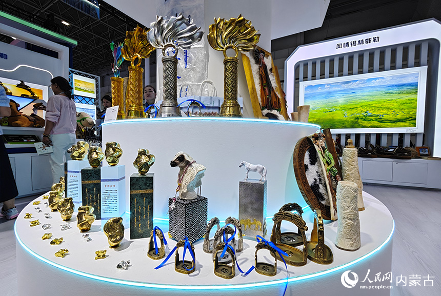 文博会现场展示的文创产品。人民网记者 张雪冬摄