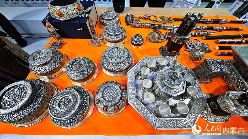 文博会现场银器展示。人民网记者 张雪冬摄