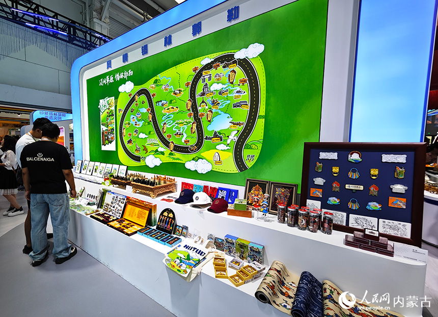 文博会现场展示的文创产品。人民网记者 张雪冬摄
