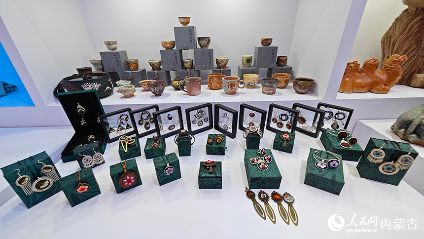 文博会现场展示的文创产品。人民网记者 张雪冬摄