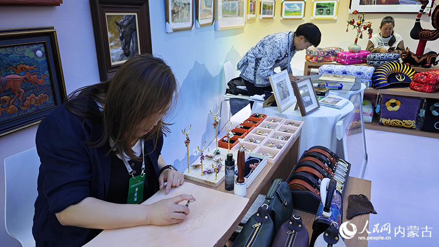 通辽展厅非遗互动展位。人民网记者 张雪冬摄