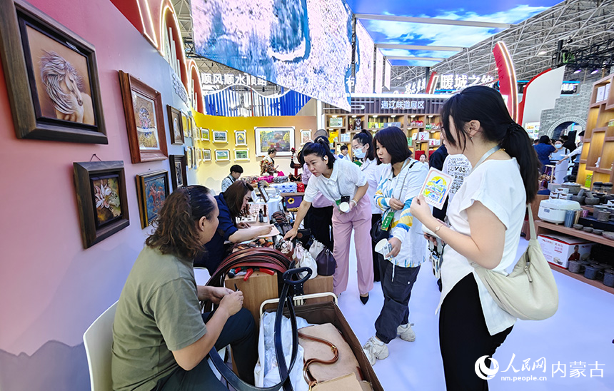 通辽展厅非遗互动展区。人民网记者 张雪冬摄