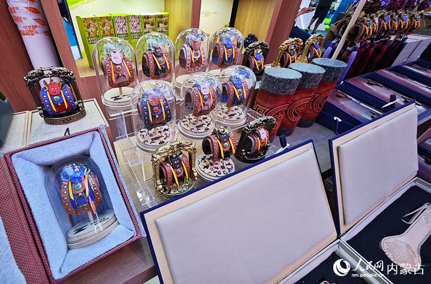 通辽展厅文创产品。人民网记者 张雪冬摄