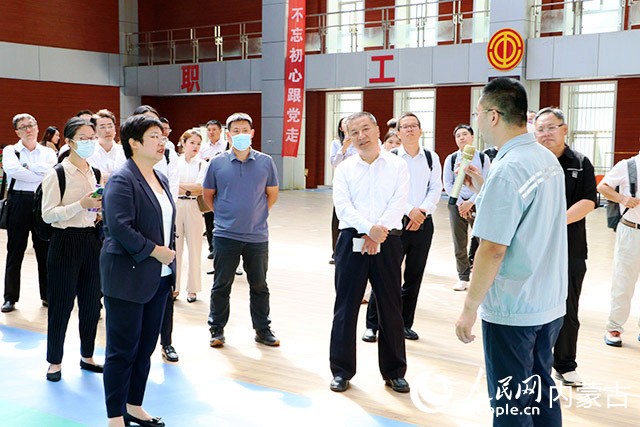 常盛制药工作人员向与会嘉宾介绍项目内容。实习生 惠佳摄