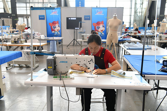 民族服飾制作比賽現場。佟悅攝