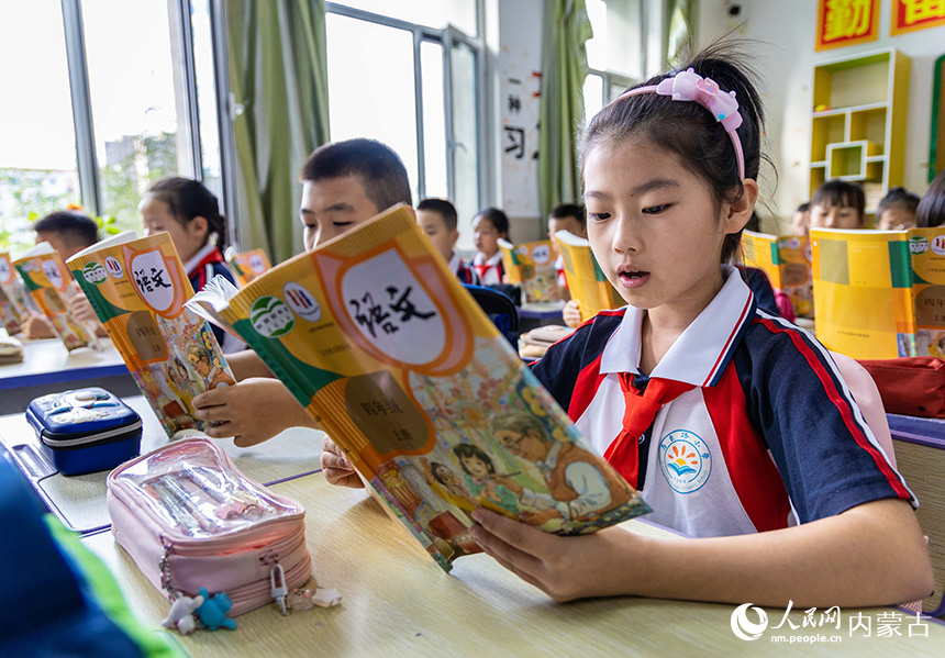 呼和浩特市玉泉区石东路小学学生在晨读。丁根厚摄