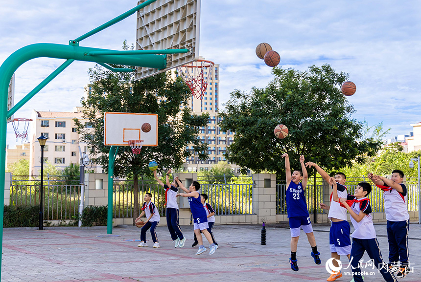 呼和浩特市玉泉区石东路小学学生在体育课上进行投篮练习。丁根厚摄