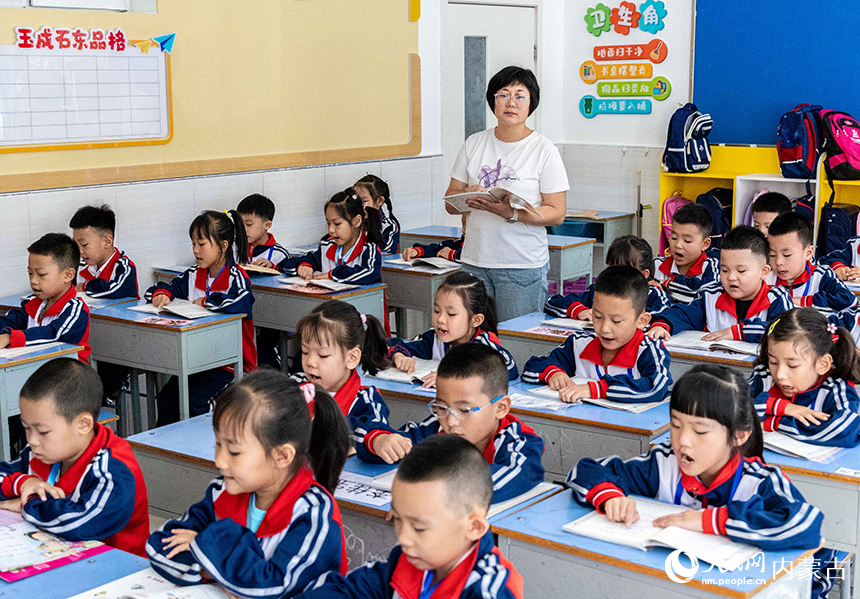 呼和浩特市玉泉区石东路小学一年级新生在上课。丁根厚摄