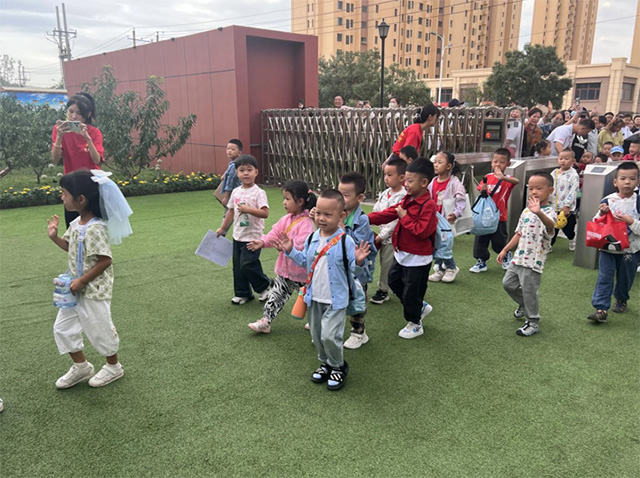 海勃灣區第十五幼兒園學生入園。劉學穎攝
