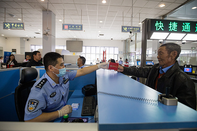 图6：2024年9月9日，二连出入境边防检查站开通专用通道为旅客快速办理通关手续。